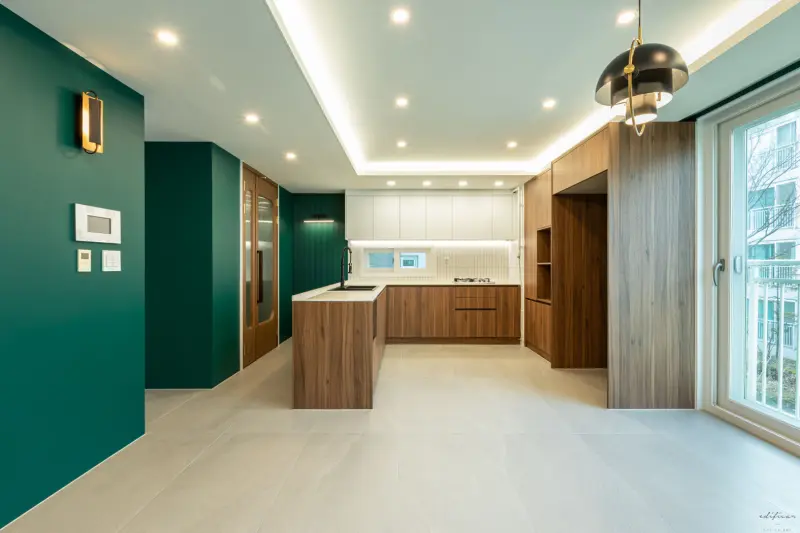 딥그린 포인트의 오픈형 모던 주방 인테리어